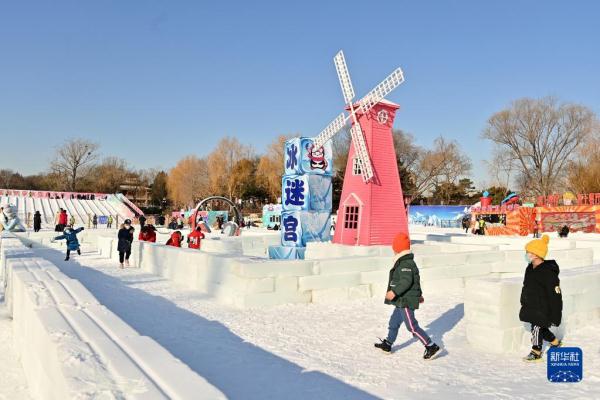 北京市属公园冰雪游园会开幕