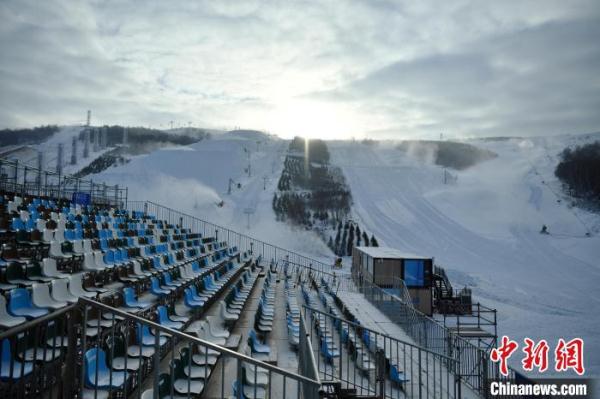 据了解,云顶滑雪公园是北京冬奥会中唯一依托现有滑雪场建设改造的雪