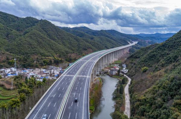 云南新昆楚高速公路通车