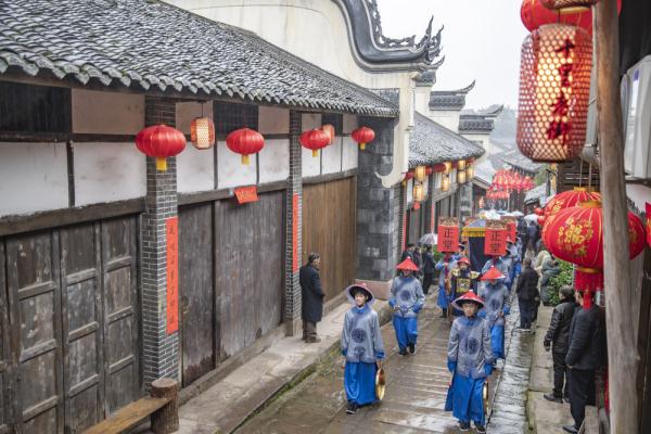 1月27日,实景剧《衙门巡街》的演员在重庆市永川区松溉古镇的老街上