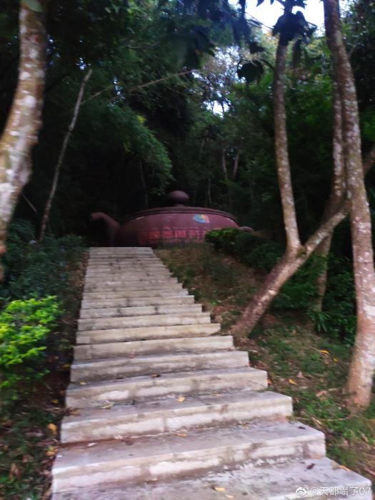 被害人家属透露,洪峤共有两名辩护律师,一名为其做无罪辩护,一名做罪