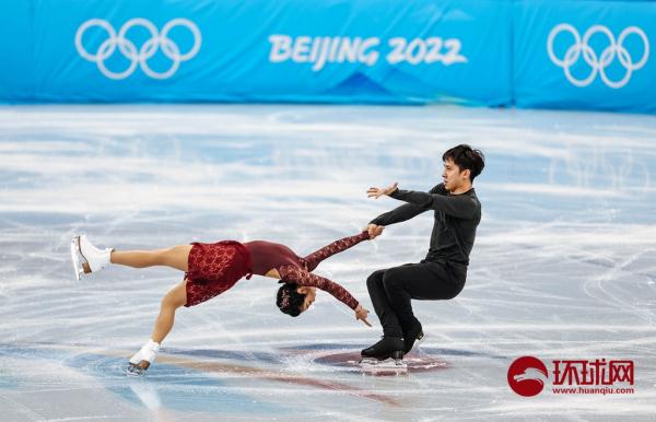 北京冬奥会花样滑冰双人滑项目训练在首都体育馆进行