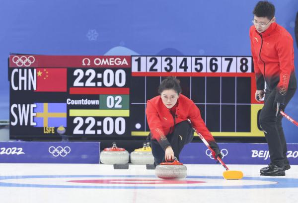 2月3日,中国队选手范苏圆(左)和凌智在北京冬奥会冰壶混双循环赛比赛