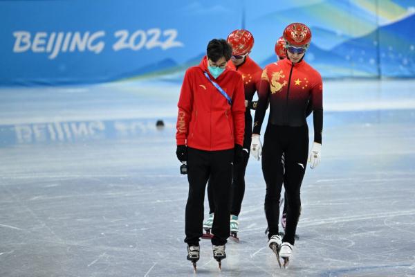北京冬奥会短道速滑中国短道速滑队主教练金善台胜利后仍怀紧迫感