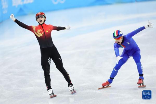在首都体育馆举行的北京2022年冬奥会短道速滑项目混合团体接力决赛中