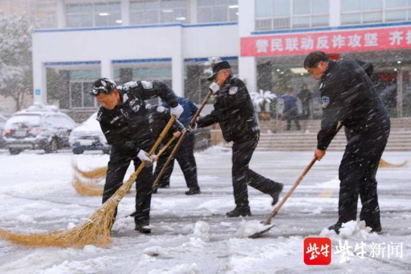 雪警出更虎年首个工作日南京警方战雪情保出行护民生