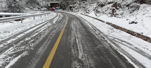 s202线岐阳段,清水至湖北交界处,路面积雪,道路结冰,请过往驾驶人