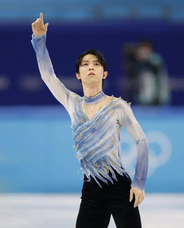 "赛后采访时,羽生结弦也会耐心地用日语或英文回答记者的提问,每次