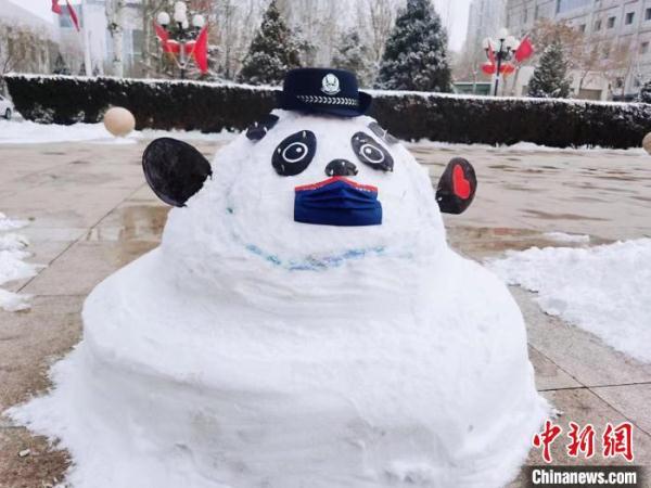 一墩难求下雪天助你实现冰墩墩自由