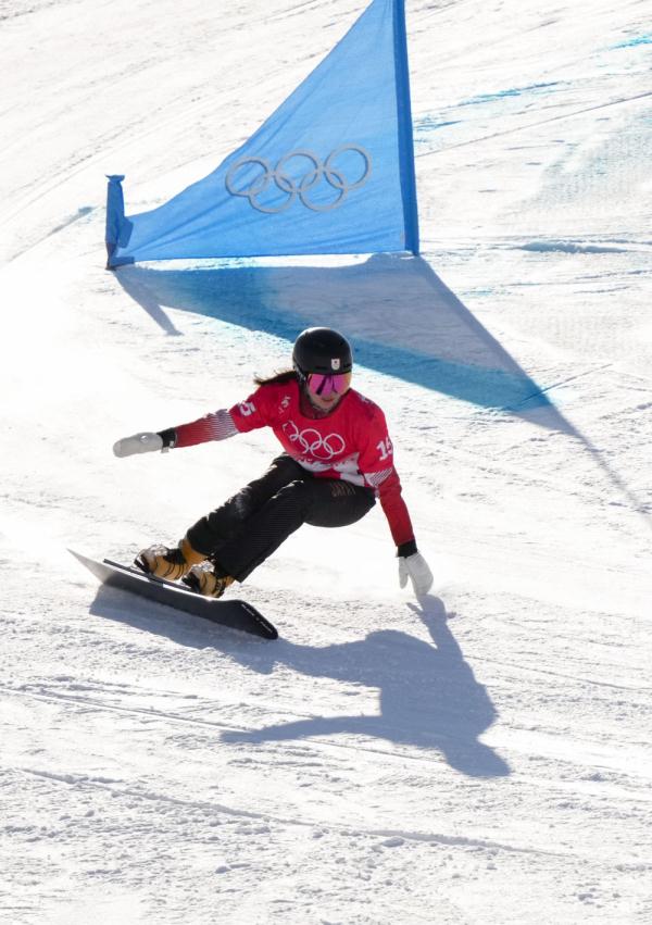 北京冬奥会闪转腾挪看单板滑雪女子平行大回转决赛精彩上演