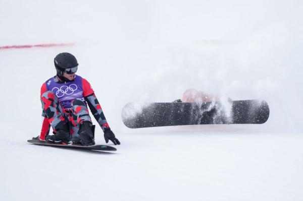 北京冬奥会丨单板滑雪男子障碍追逐比赛精彩大图