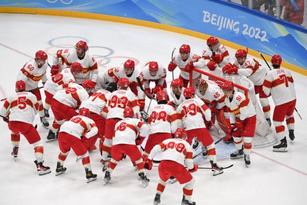 中国男子冰球队冬奥首秀不敌美国队