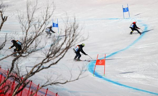 北京冬奥会高山滑雪赛道上的粉刷匠