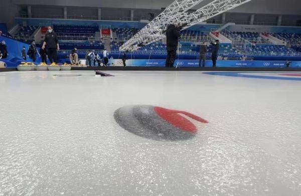 北京冬奥会冰壶擦冰到底是减少还是增加阻力