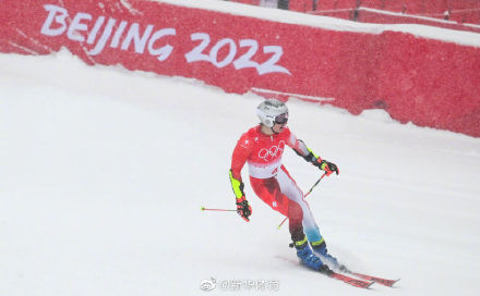 北京冬奥会高山滑雪男子大回转瑞士选手雪中夺冠中国选手完赛