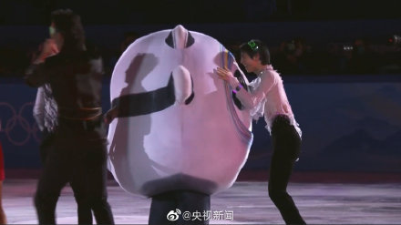 羽生结弦贴贴冰墩墩