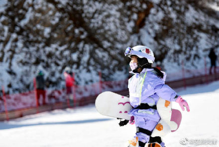 又萌又飒蓟洲国际滑雪场迎来大批冰墩墩