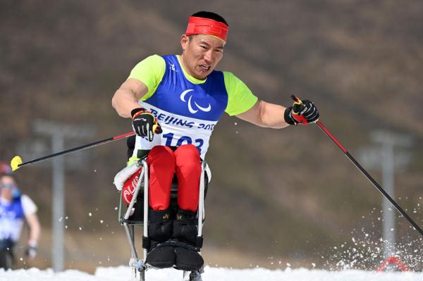 北京冬残奥会丨中国选手包揽残奥越野滑雪男子中距离自由技术坐姿金