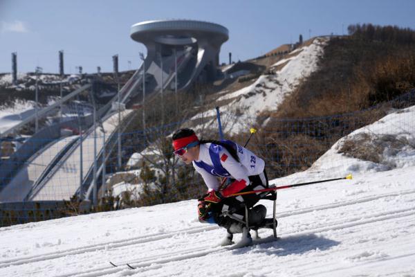 北京冬残奥会丨残奥越野滑雪女子中距离坐姿中国选手分获冠季军