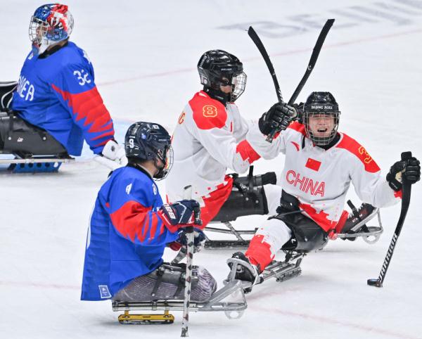 北京冬残奥会残奥冰球中国队获铜牌