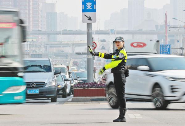 新华社客户端济南3月14日电(解旺 刘经纬)清晨,济南市中区交警大队