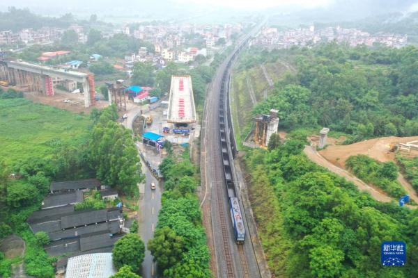 南玉高铁跨黎湛铁路特大桥成功转体