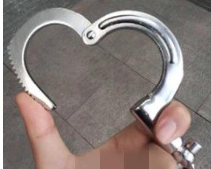 这次手铐是用来救命的