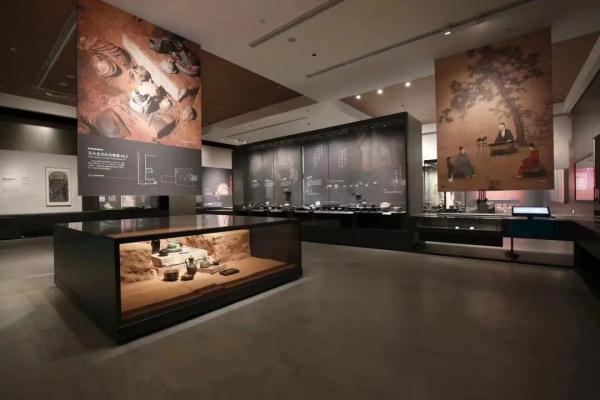 考古工作者解读陕西考古博物馆