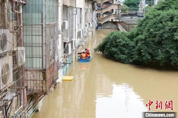 广西武鸣区多个社区村屯遇洪水袭击群众连夜转移