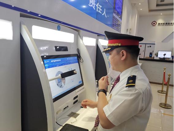两列高铁上新首发列车司机是一对追风师徒