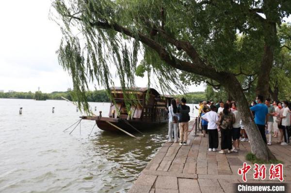 浙江嘉兴百年红船再扬帆在一大路上看见新的纪元
