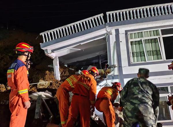 云南盐津发生山体滑坡武警官兵星夜驰援