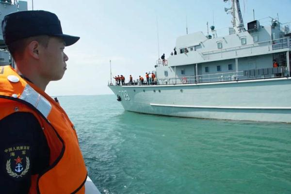 海军某扫雷舰大队编队赴南海执行扫海警戒任务