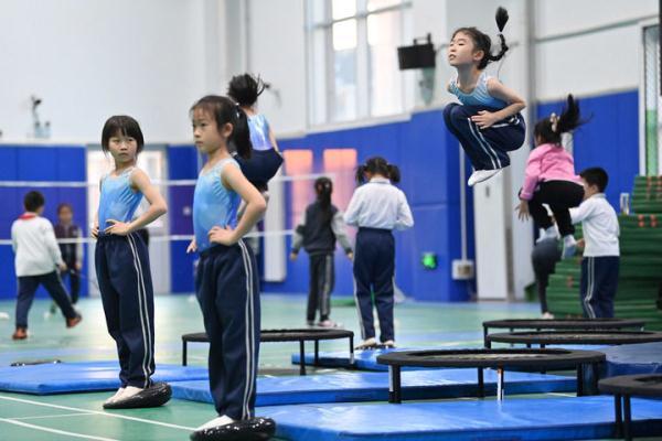 青海果洛藏族自治州甘德县下贡麻乡寄宿制中心小学的学生在体育课上