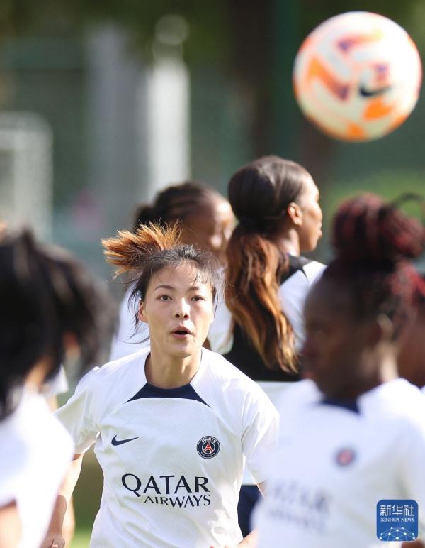 李梦雯参加巴黎圣日耳曼女足赛前训练