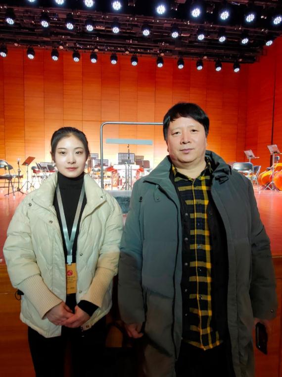 靳楠楠和老师,曲胡演奏家梁献军在一起虽然她内向沉静,不喜欢和陌生人