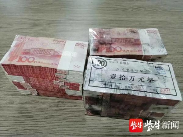 男子豪掷30万现金买车结果