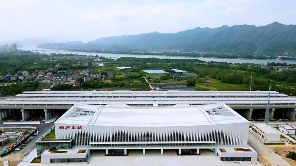富阳西站杭州西站沿线的杭州西,富阳西,桐庐东站同步投入使用,其中