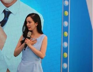 <em>杨幂淡蓝色</em>连身裙显清瘦抱病捞金被赞敬业