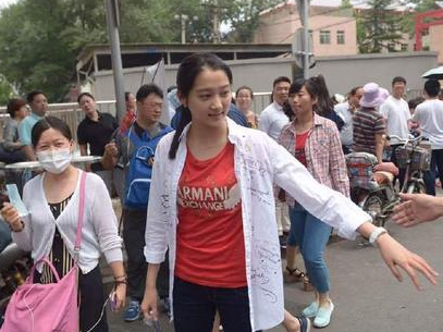高考第一场结束 关晓彤称语文是长项考得还行
