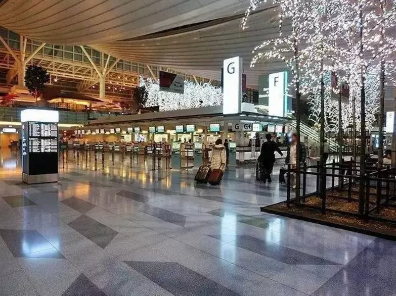 中国大妈扫出全球最干净机场 被封“国宝级匠人”