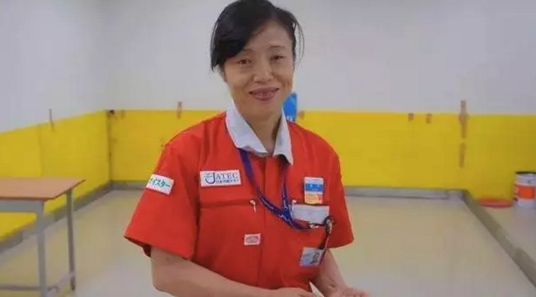 中国大妈扫出全球最干净机场 被封“国宝级匠人”