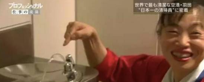 中国大妈扫出全球最干净机场 被封“国宝级匠人”