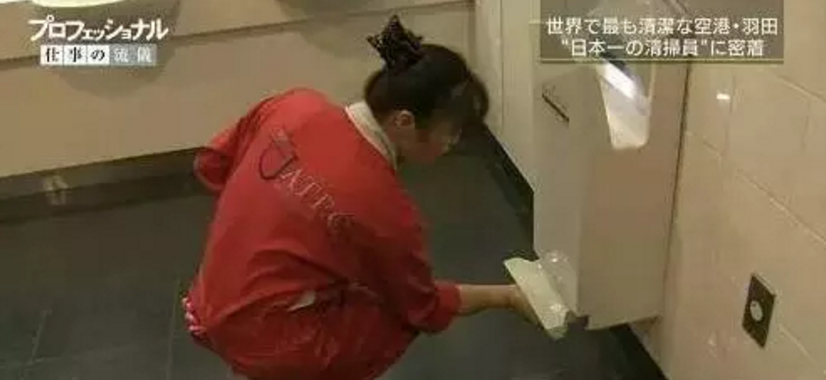 中国大妈扫出全球最干净机场 被封“国宝级匠人”
