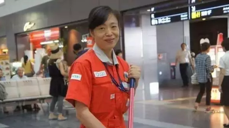 中国大妈扫出全球最干净机场 被封“国宝级匠人”