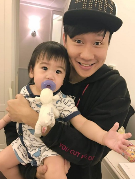 林俊杰抱着林志颖儿子合影 孩子抱孩子的既视感