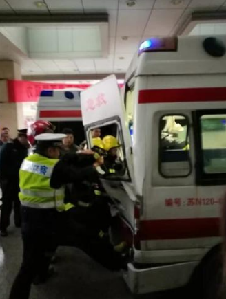 120救护车遭遇追尾患者被困 119紧急"救驾"