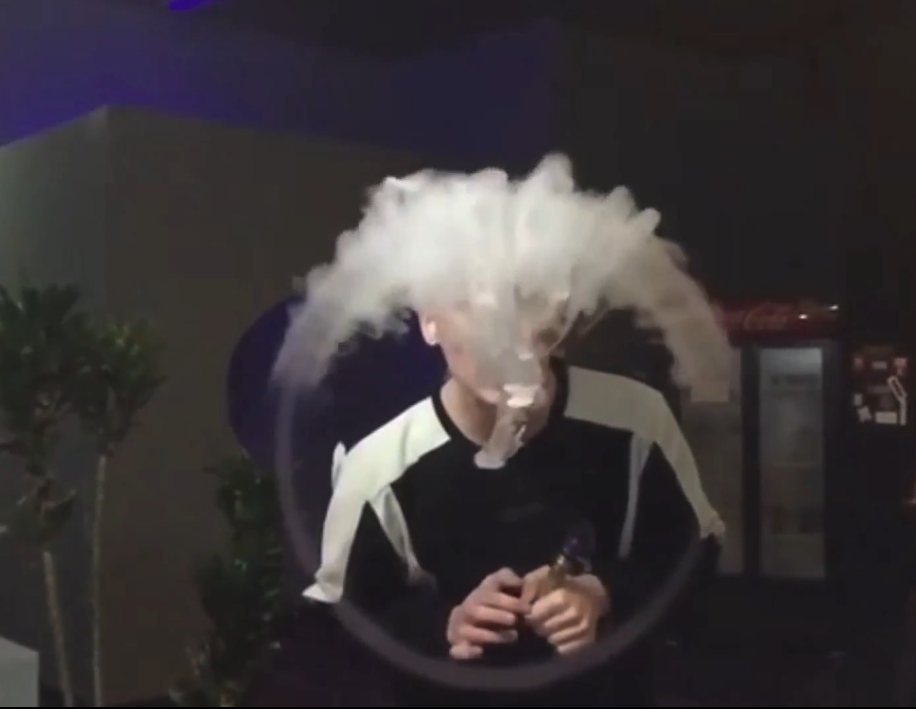 美国男子吐烟技巧超神吸粉百万