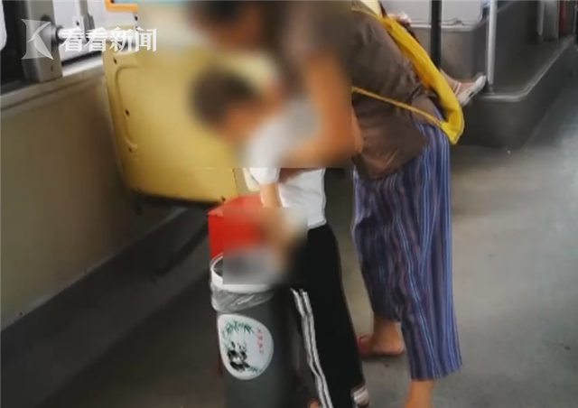 老人带孩子在公交车上小便