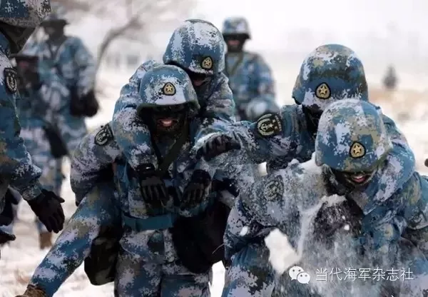 面对挑战，中国军人的每一个身影都让人充满希望